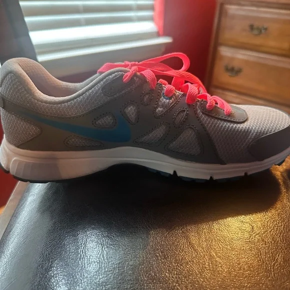 Nike Gray and Pink Sneakers with Sporty Design - Picture 5 of 12